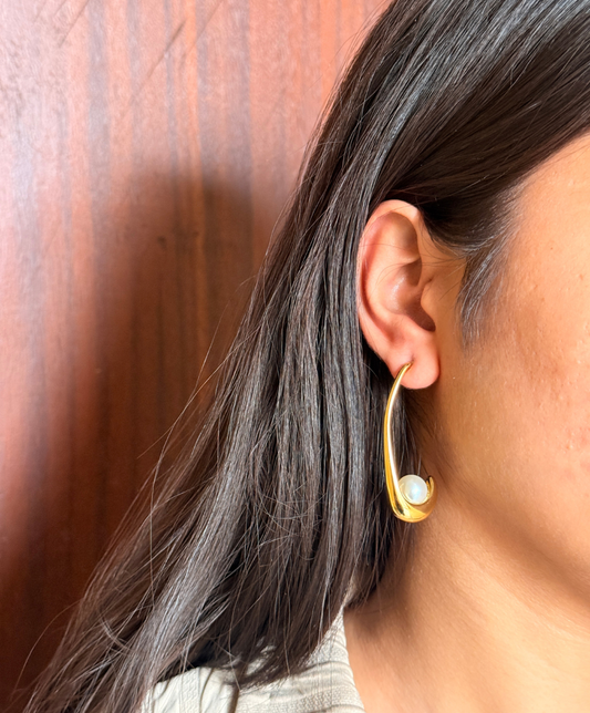 Gold Moon Curve Earring